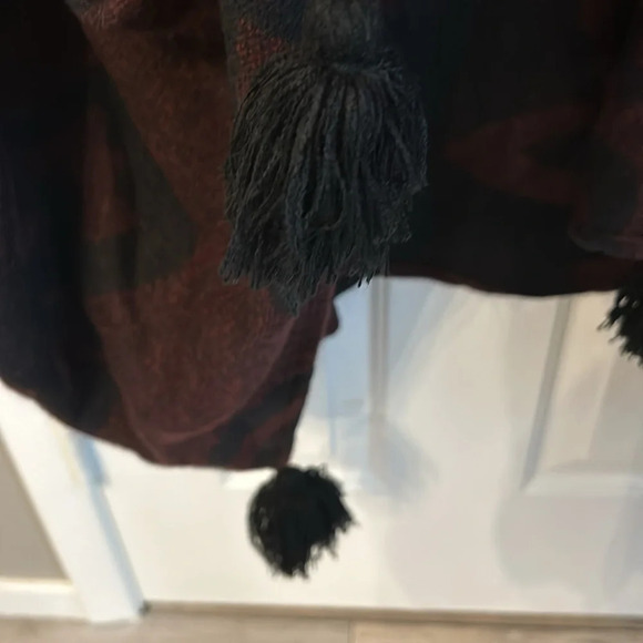 Cleobella Sevigny Women’s OS Poncho Shawl Wrap Boho Tasseled Soft Roomy Fit - Picture 6 of 7